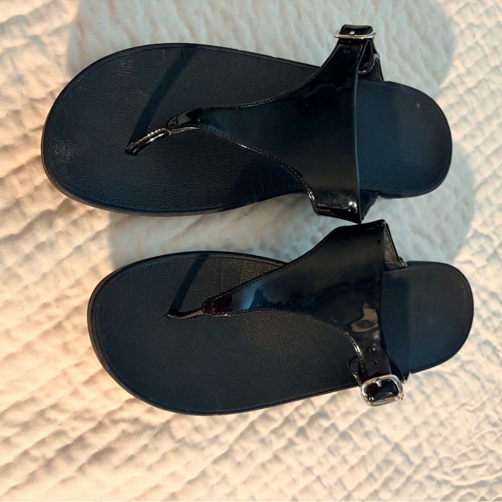 Fitflop Women’s Black Patent T-Strap Buckle Sandals
